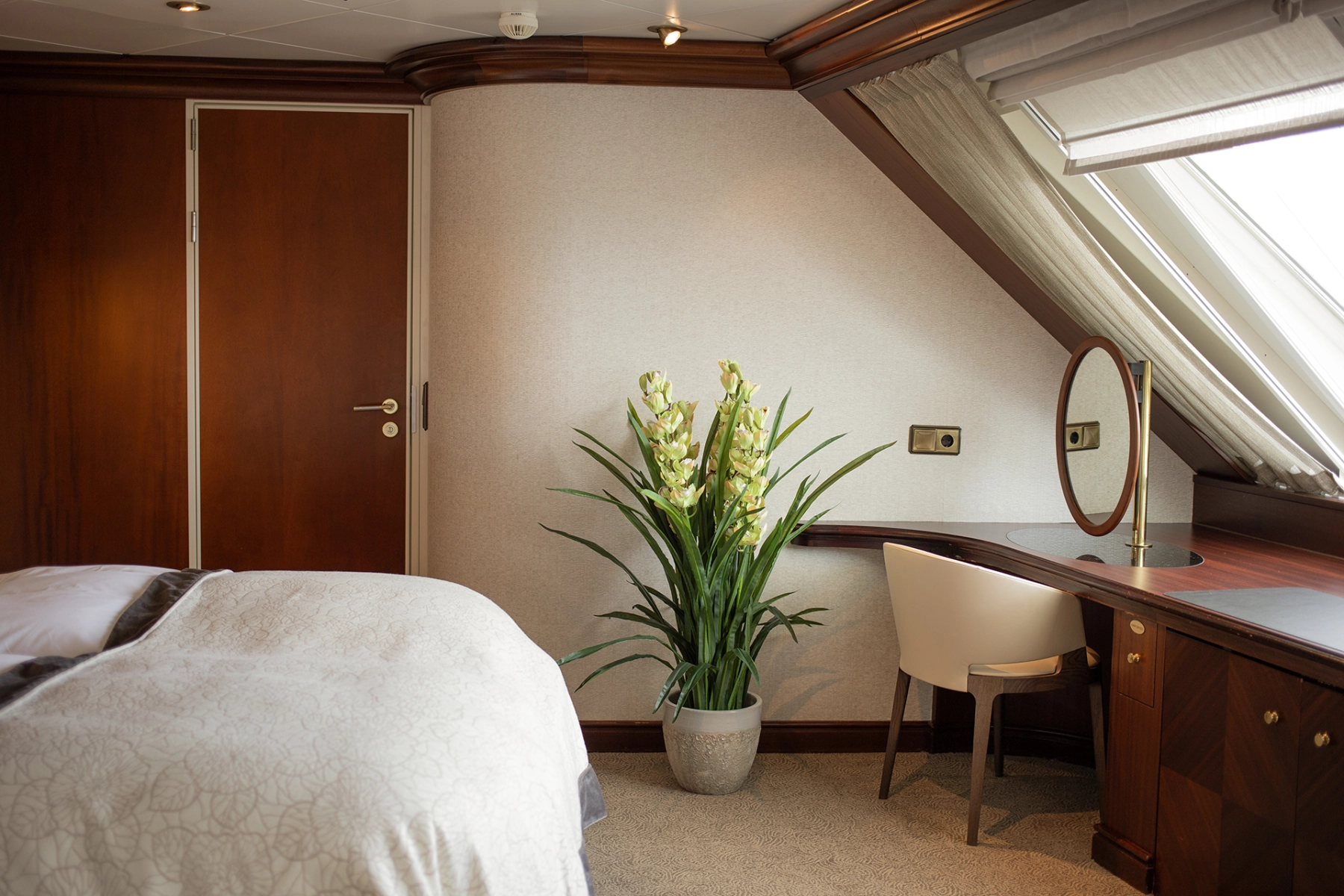 Stol, skrivebord og speil i rederlugar