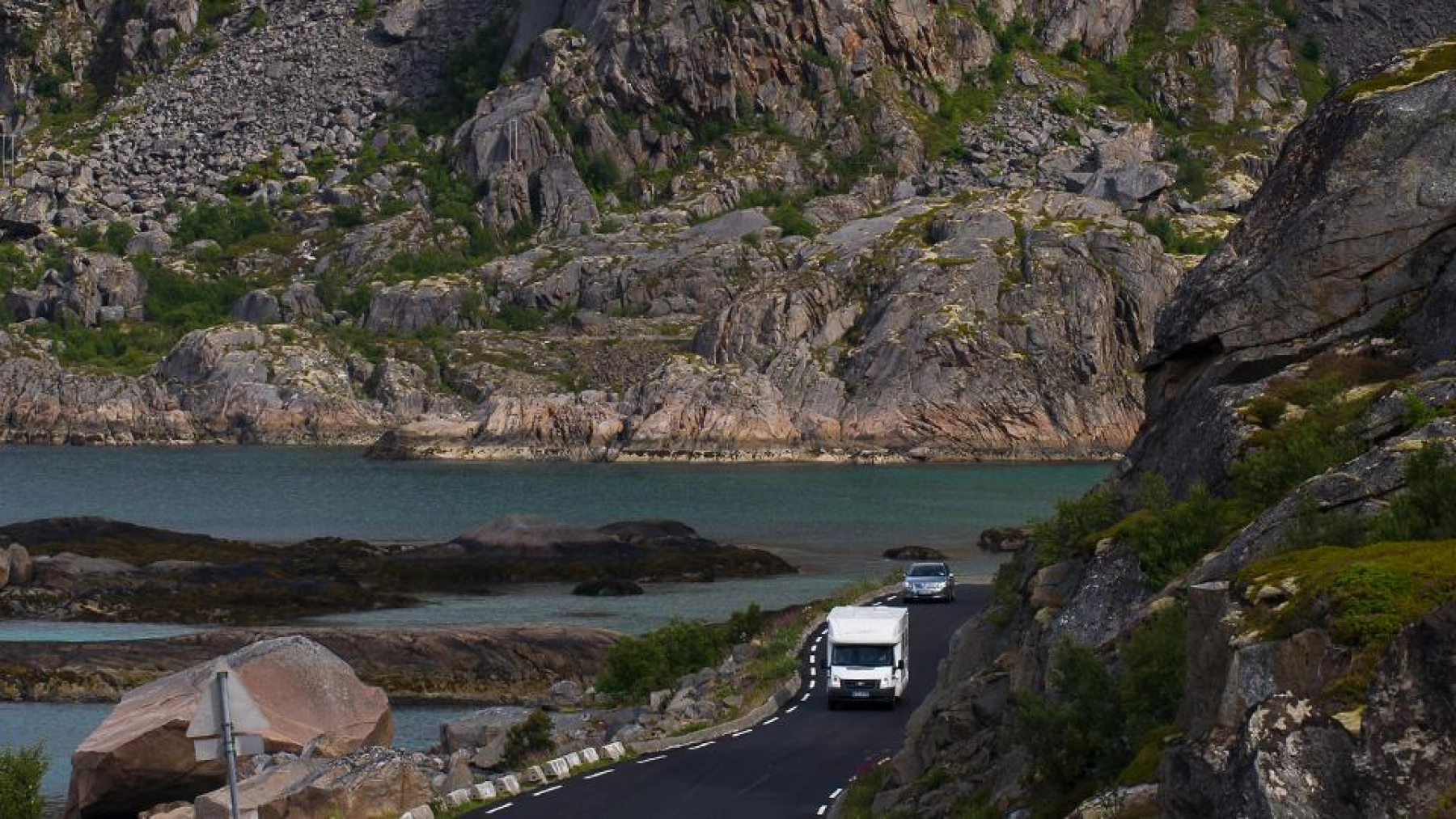 With the camper on the roads of Norway, Photo: Henningsvaer CH VisitNorway. With the camper on the roads of Norway, Photo: Henningsvaer CH - sitNorway