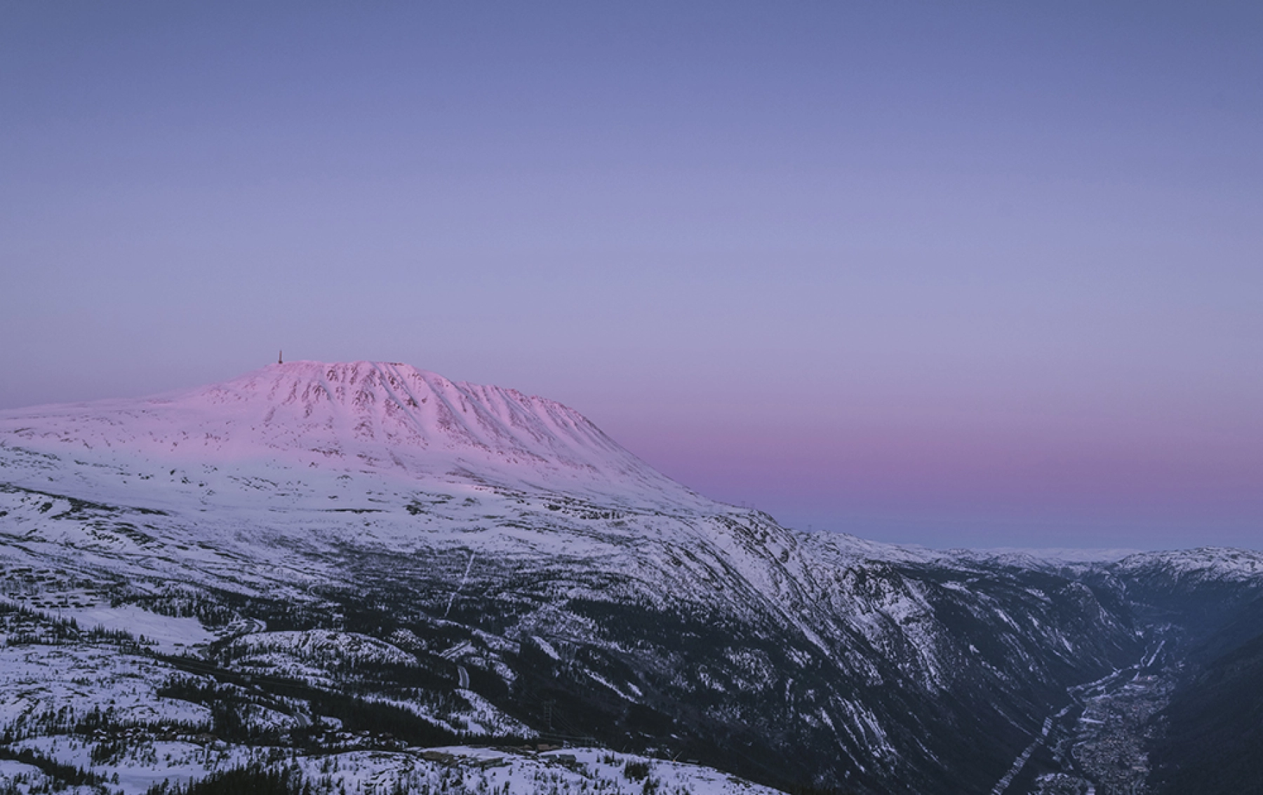 Gaustatoppen i kvällsljus.