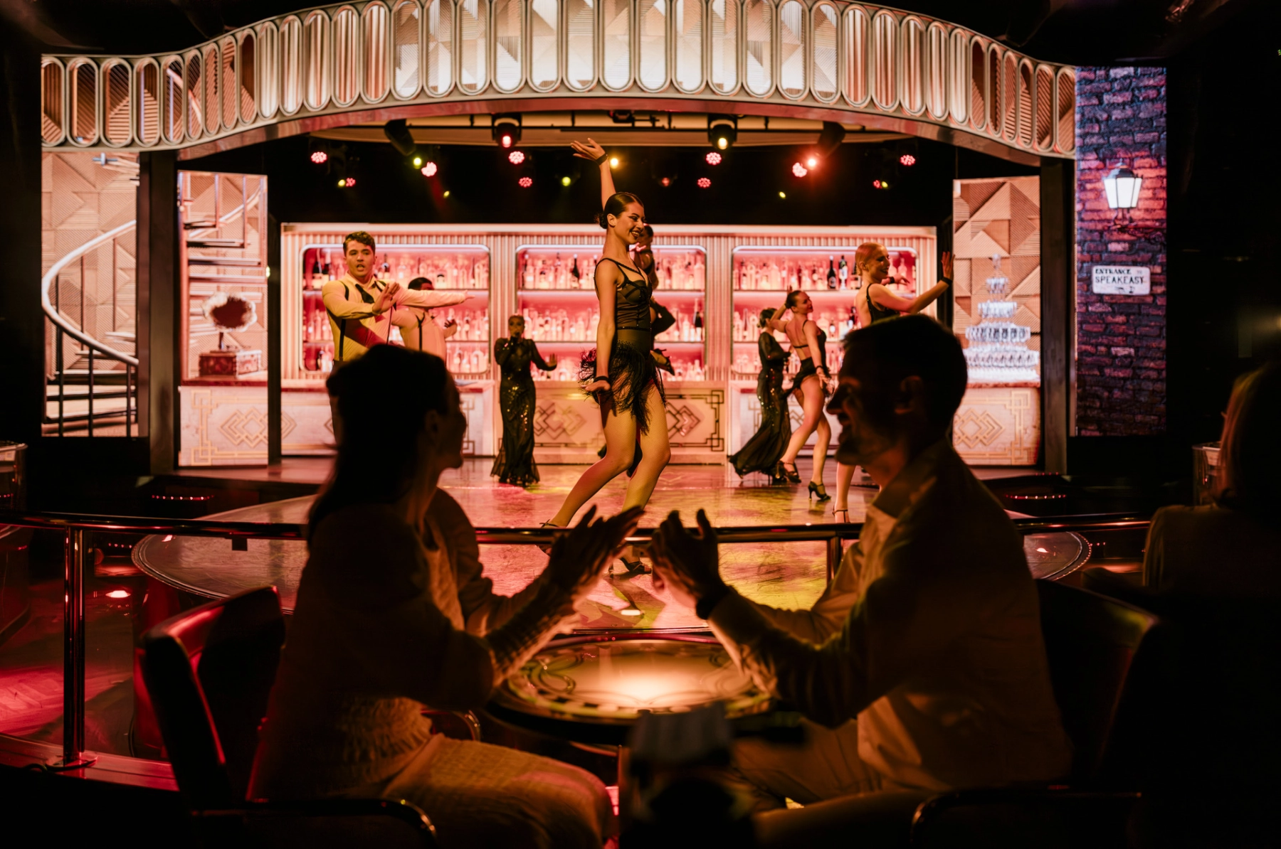 Par som ser på show