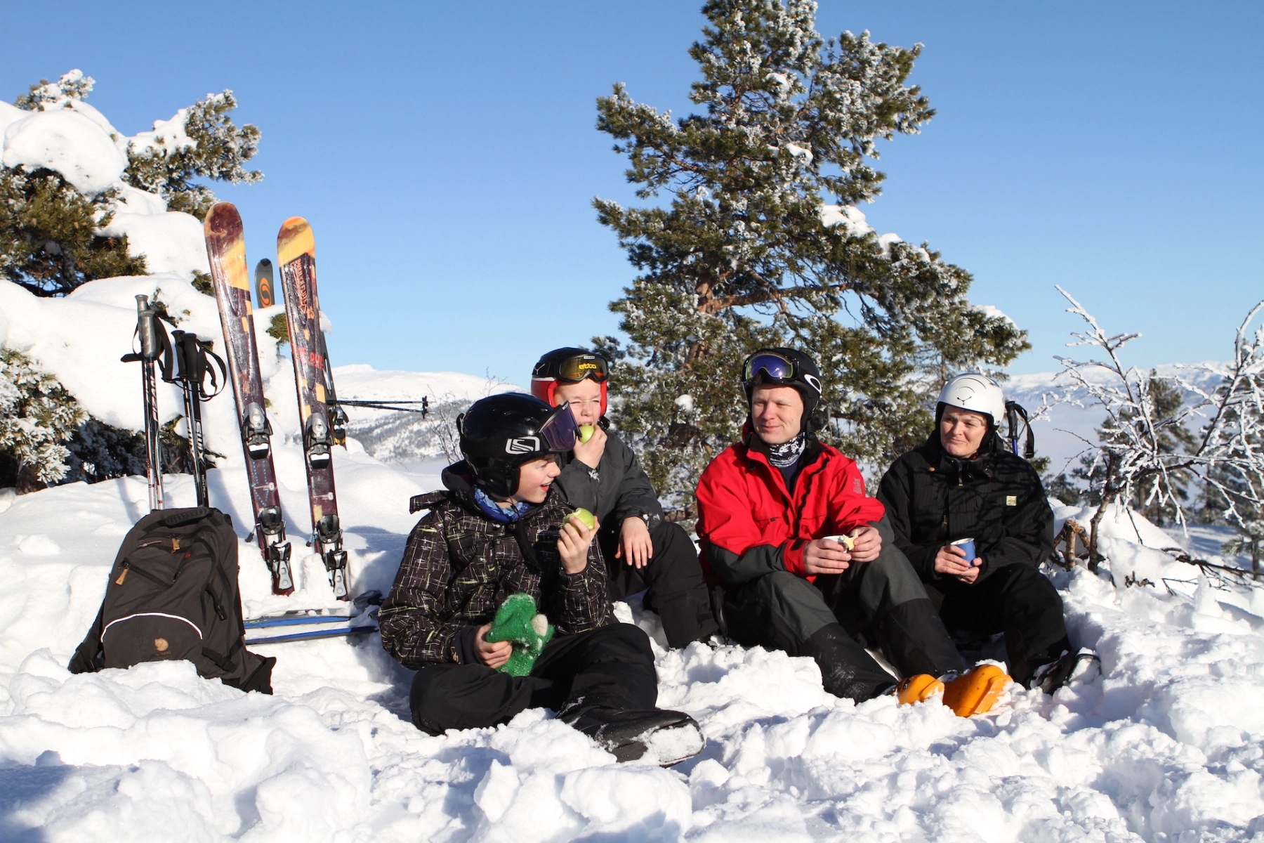 Familj äter lunch i skidbacken. Foto: VisitTelemark