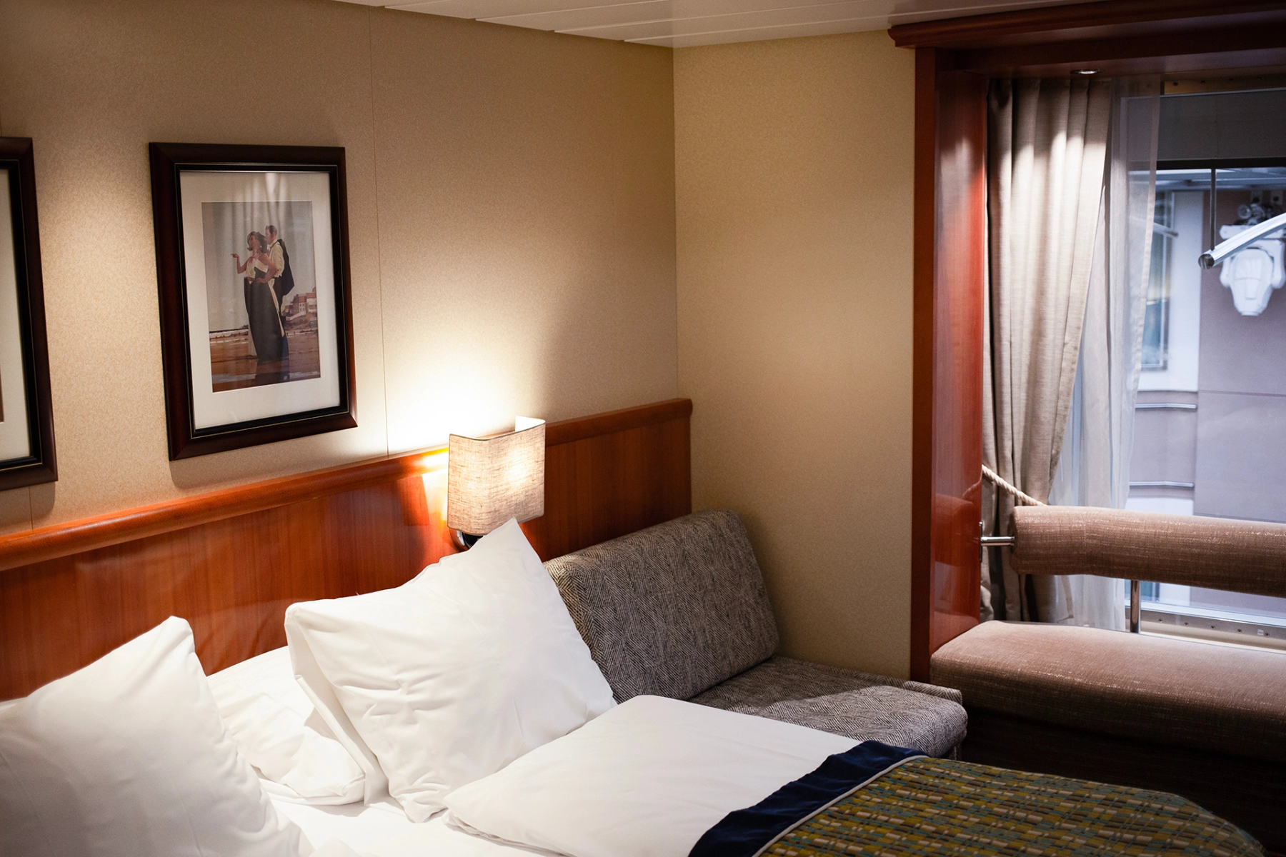 Double bed with promenade view
