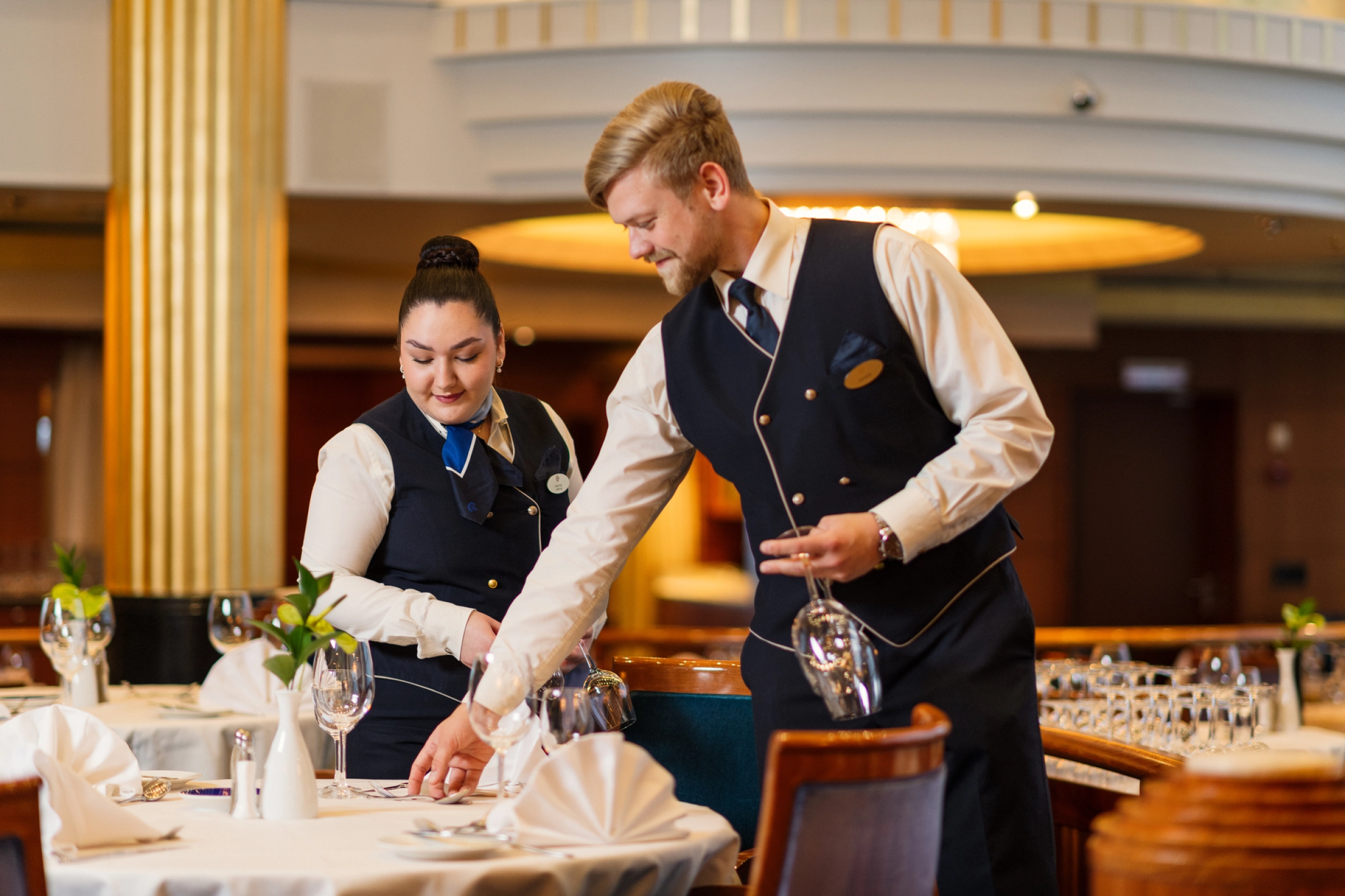 Servitører som dekker på et bord