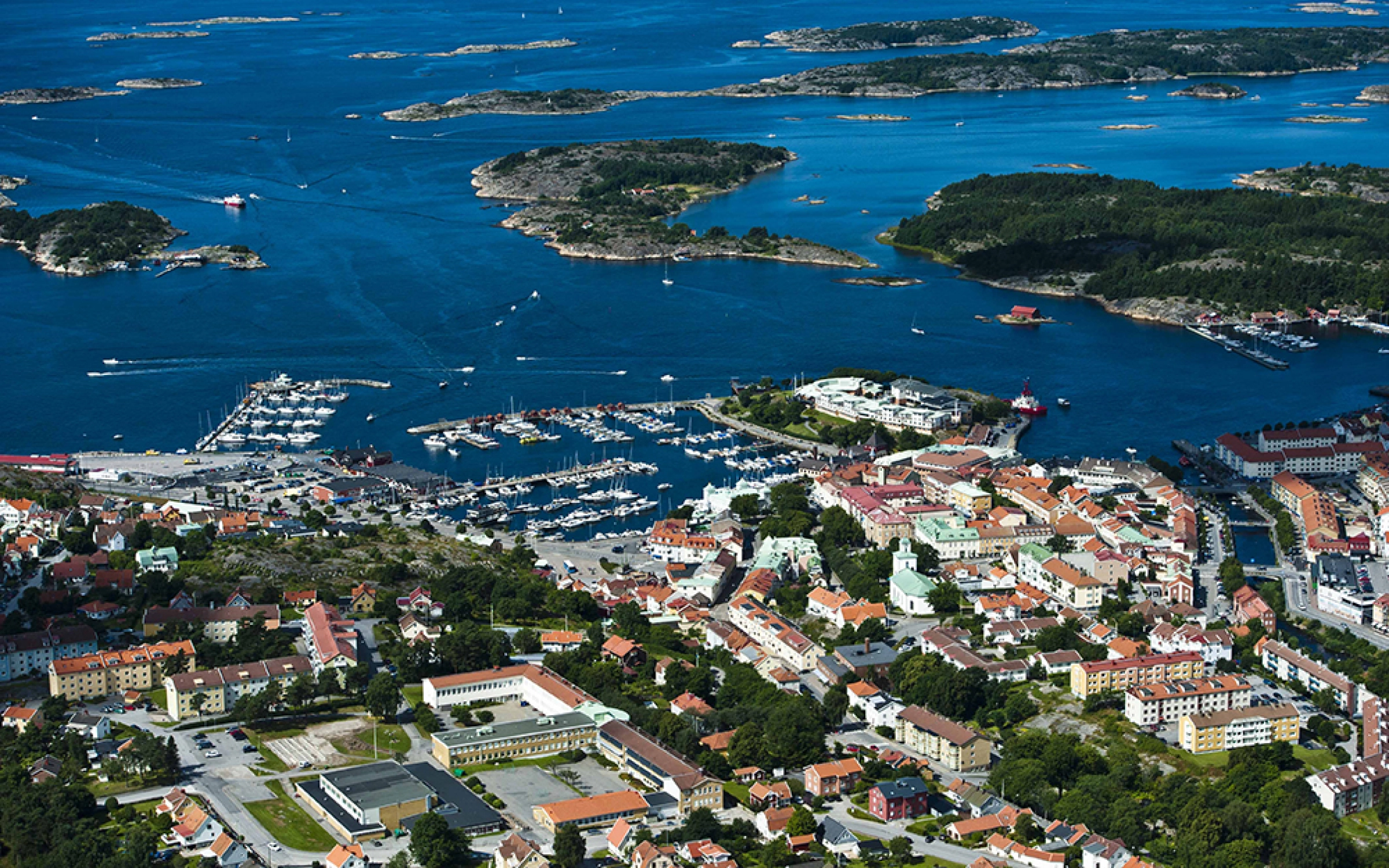 Flygfoto över Strömstad och skärgården.