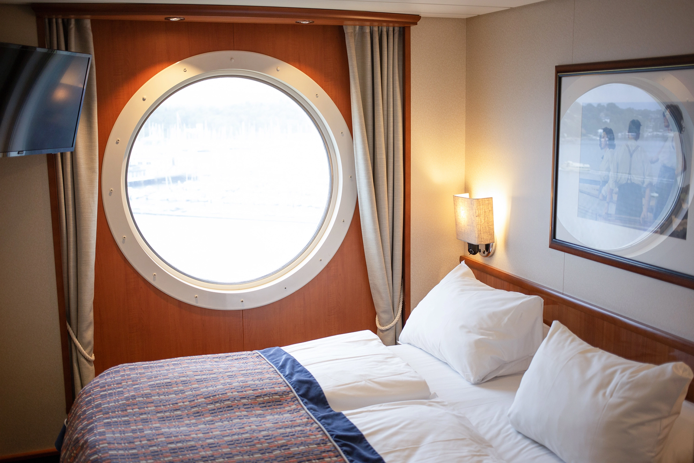 Standard lugar med dobbeltseng og havutsikt