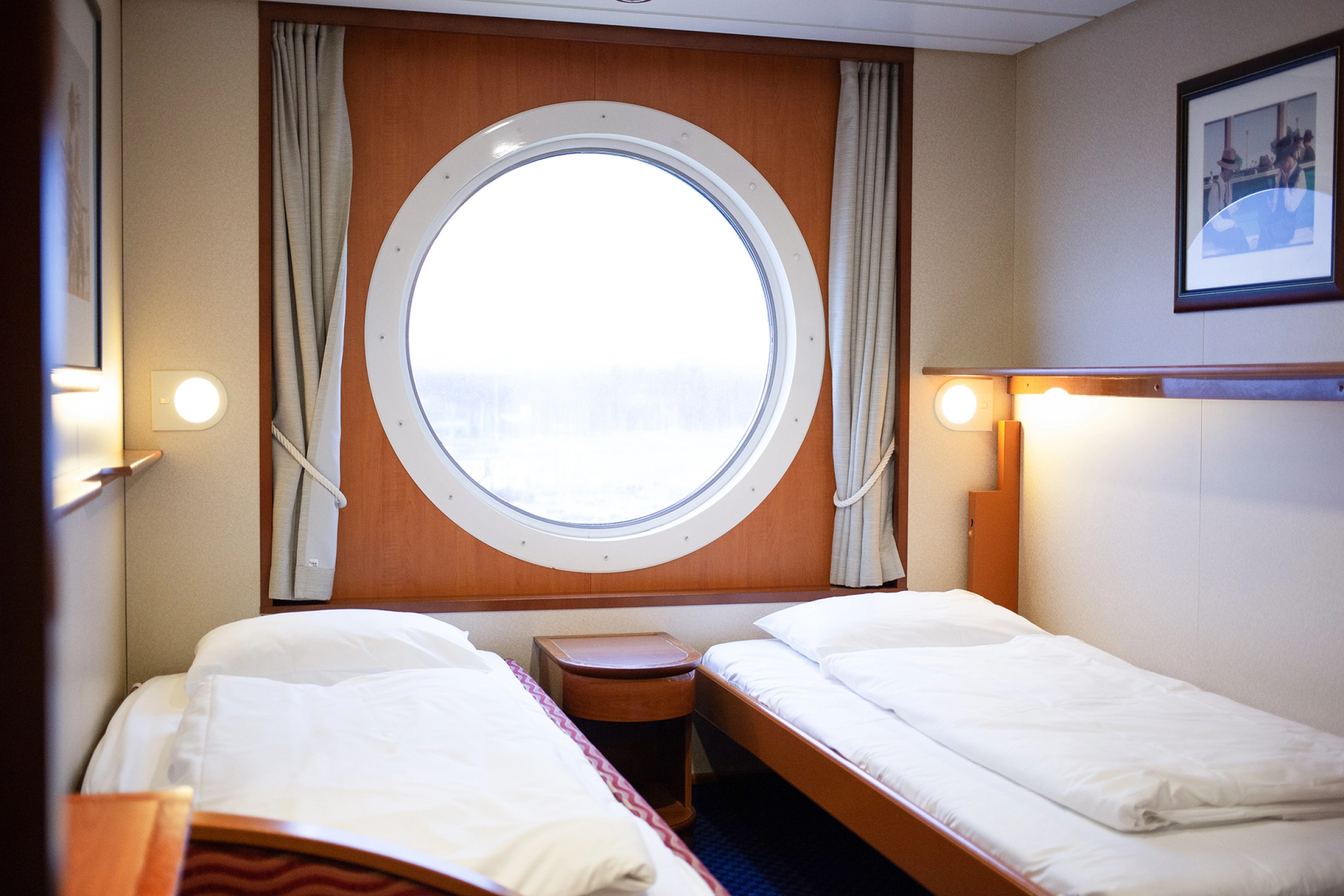 Standardlugar med to senger og havutsikt