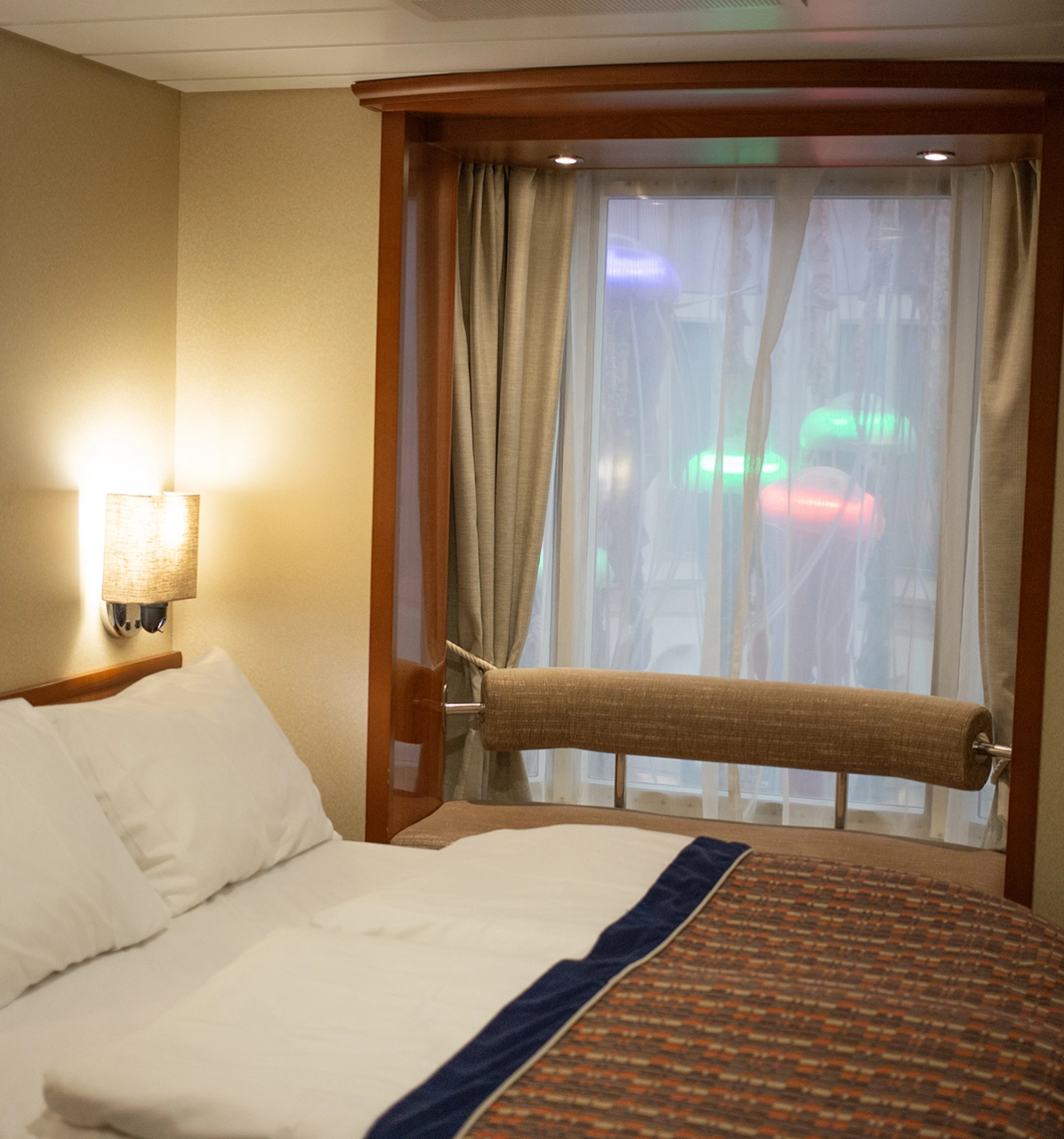 Standard cabin with promenade view and double bed