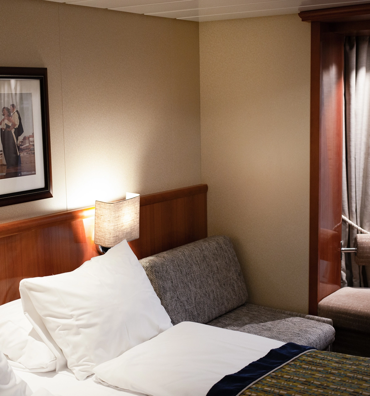 Double bed with promenade view