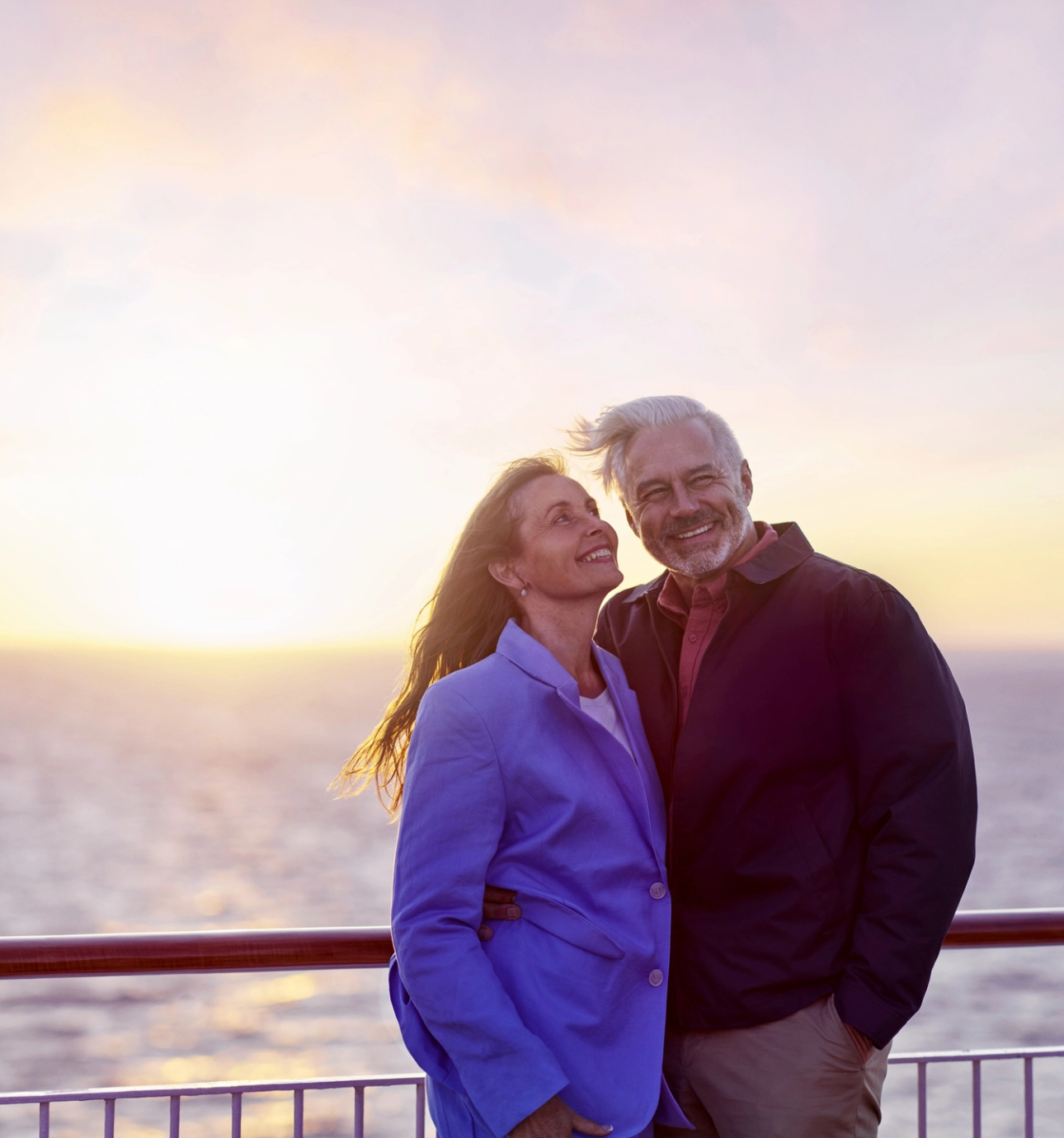 Par på dæk i solnedgang