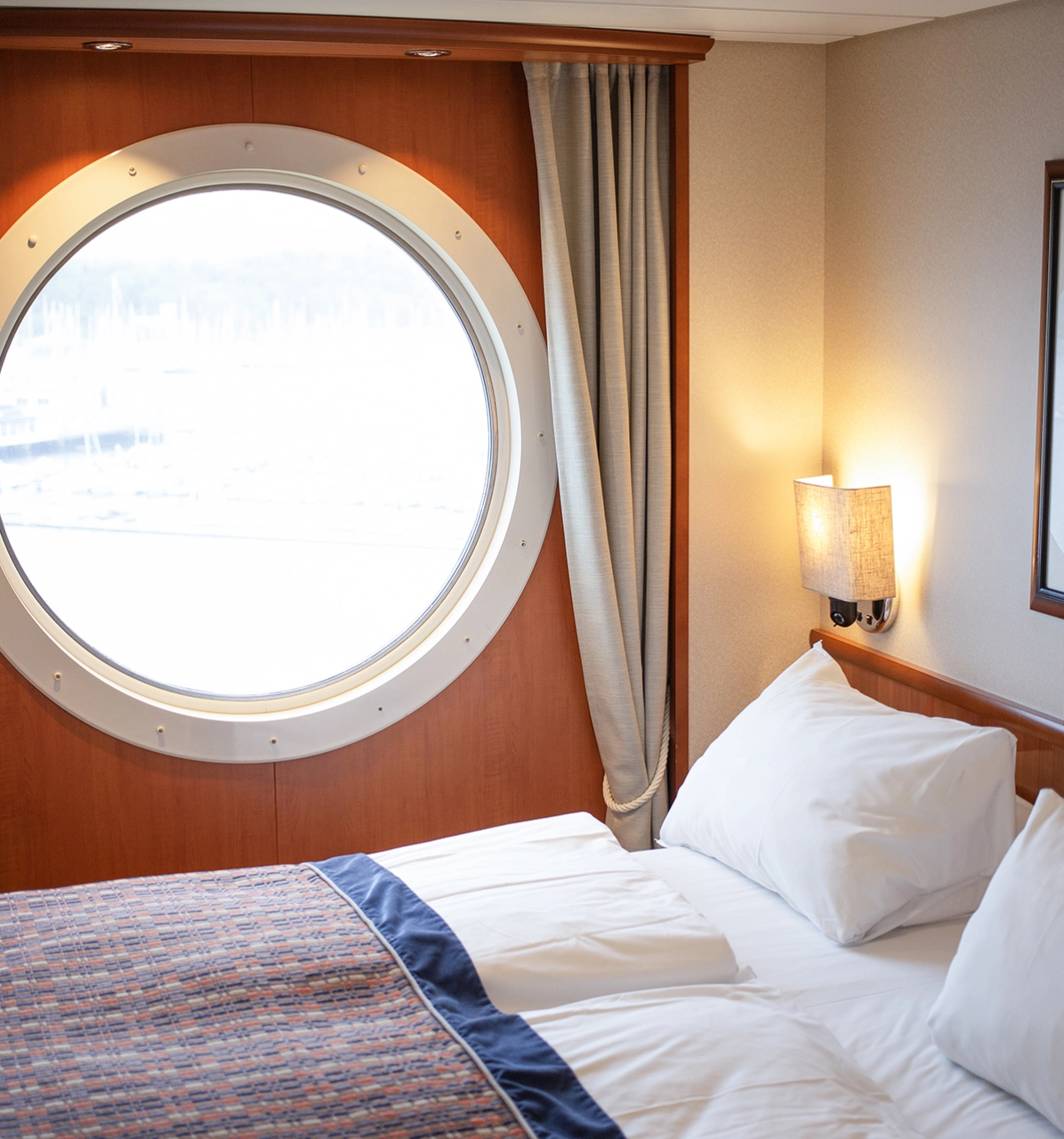 Standard lugar med dobbeltseng og havutsikt