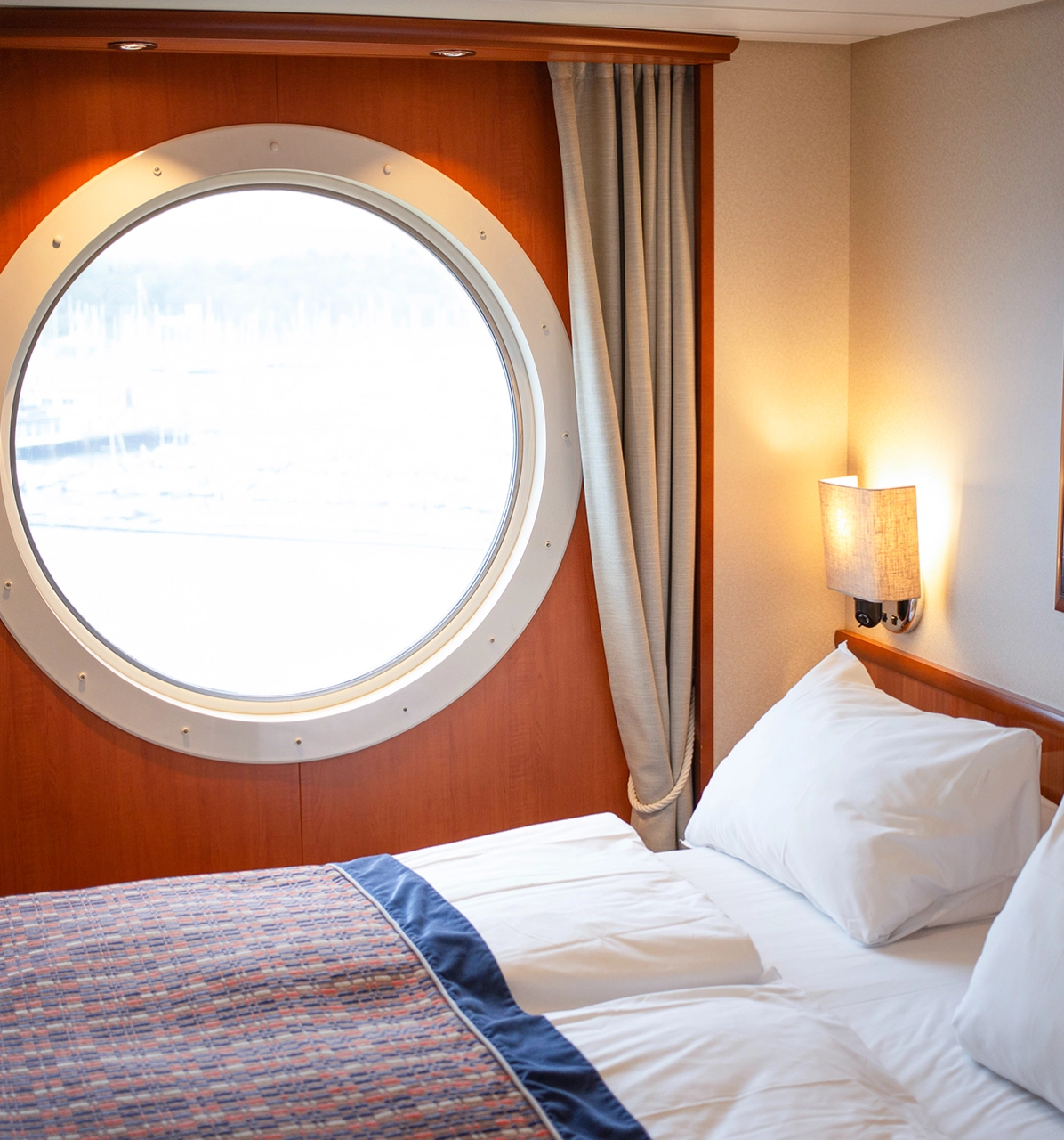 Standard lugar med dobbeltseng og havutsikt