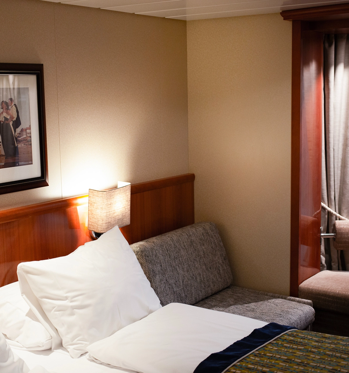 Double bed with promenade view