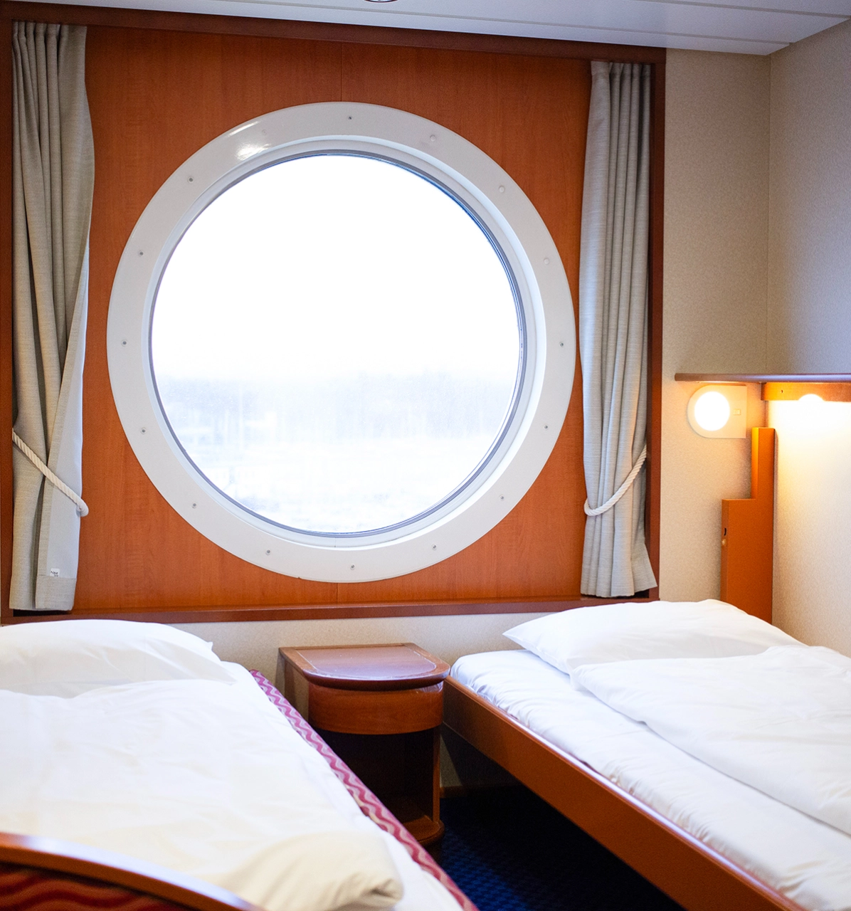 Standardlugar med to senger og havutsikt