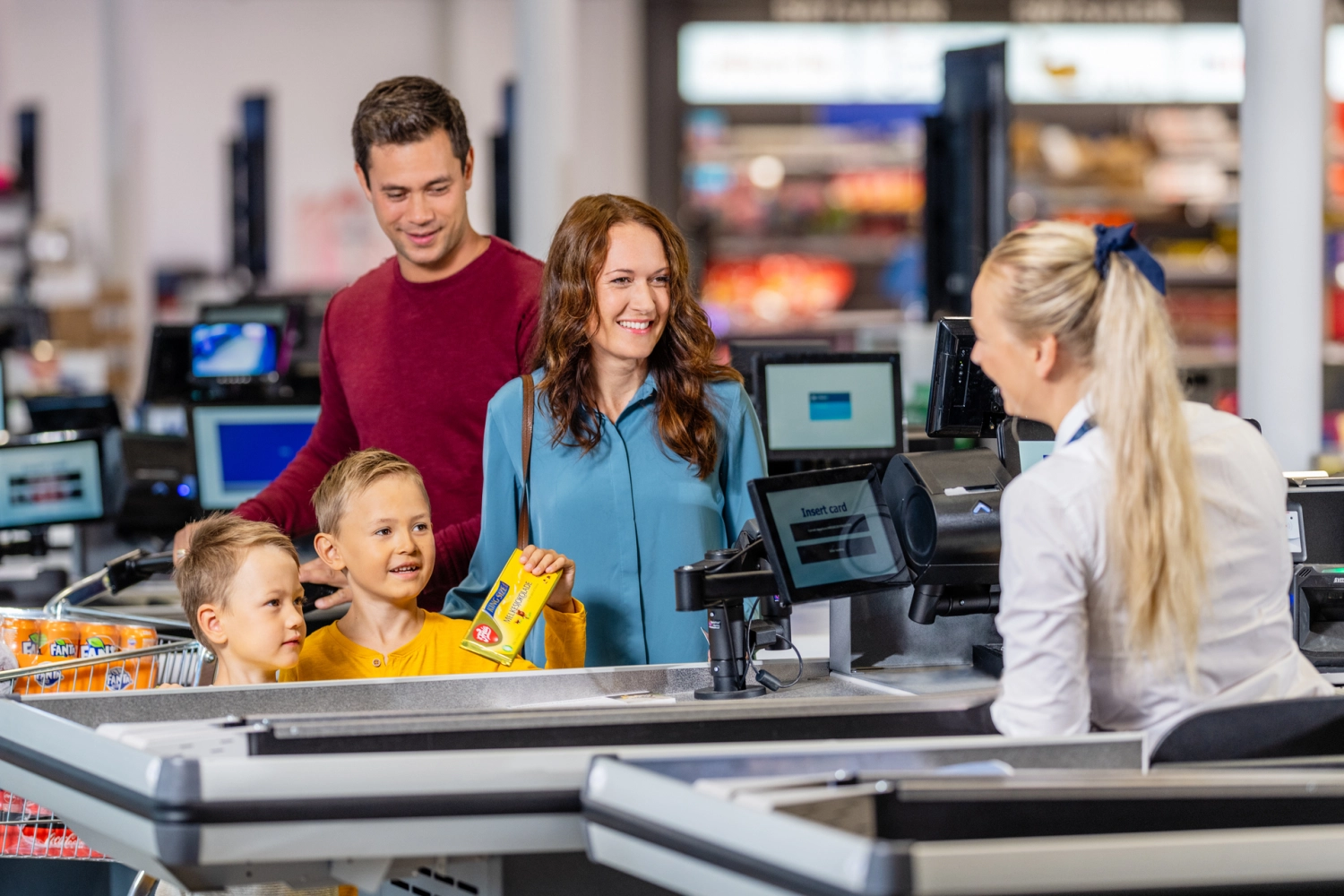 Familj i kassan på Taxfree Market